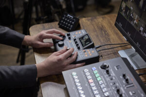 Záznam a kontrola: Canon rozširuje ekosystém profesionálneho videa ponukou ultra‑teleobjektívu s premenlivou ohniskovou vzdialenosťou a PTZ ovládača   