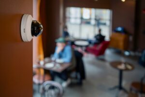 Axis predstavuje miniatúrne kopulovité kamery novej generácie s AI